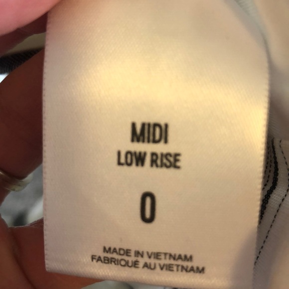 Express midi low rise shorts. Size 0 - Picture 3 of 3